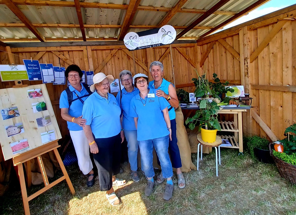 LandFrauen gemeinsam an einem Informationsstand